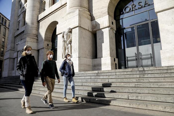 Borsa Milano soffre con Europa, male Eni