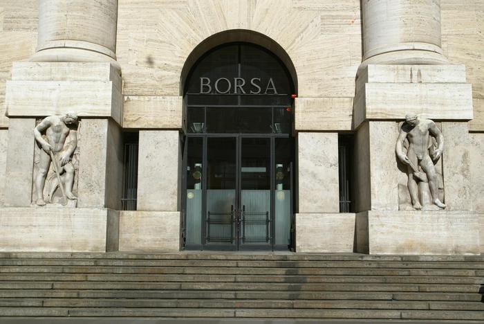 Borsa Milano chiude in forte calo, -2%