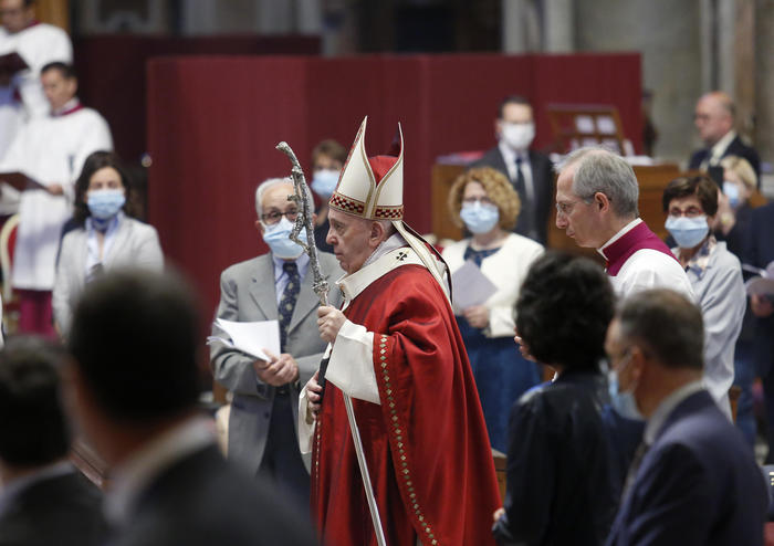 Papa: investire su salute e lavoro, decisioni urgenti