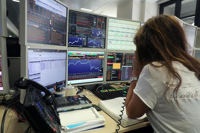 Borsa: Milano gira in calo (-0,19%) con Europa e spread