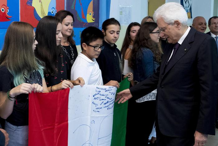 Mattarella, scuola risorsa decisiva per il futuro della comunità