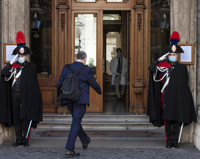 Covid: due senatori M5s positivi, tampone per tutto il gruppo