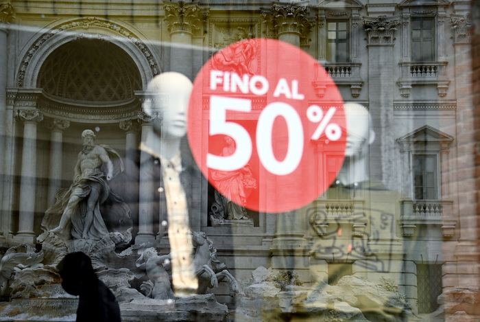 Saldi: Confesercenti, via ultima tranche, finora calo del 40%