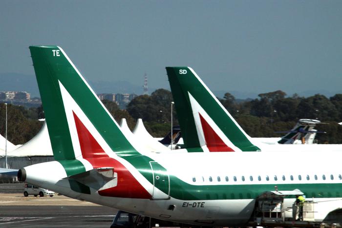 Alitalia: mandato governo a negoziare con Ue piano per Ita