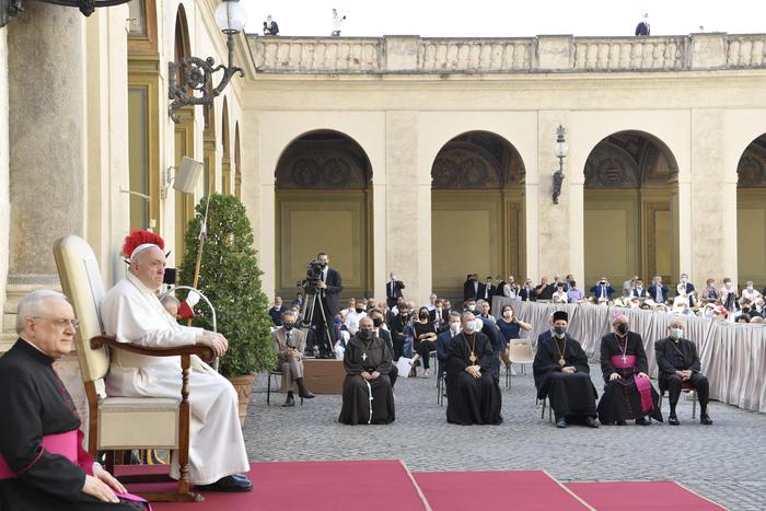 Il Papa ringrazia il suo autista che oggi va in pensione