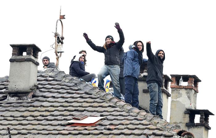 Sgombero Torino, 2 anarchici su tetto