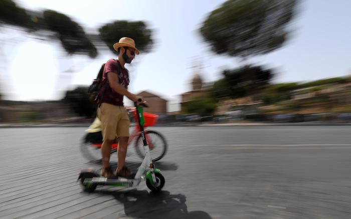 Obbigo del casco e della maggiore età, la stretta sui monopattini all