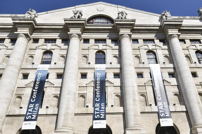 Borsa: Milano soffre (-2,8%), pesano Unicredit e Pirelli