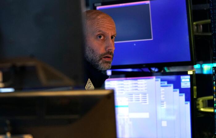 Le Borse sperano in una tregua, Milano fatica con le banche