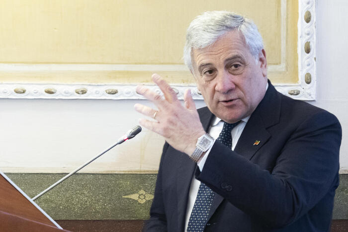 Elezioni: Tajani, è buon senso far votare anche lunedì