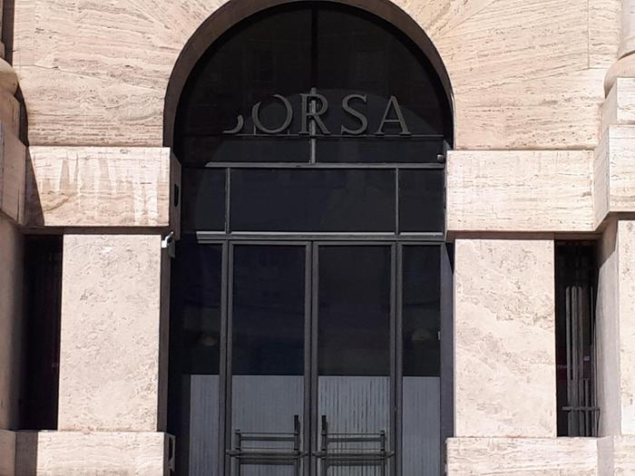 Borsa: Milano positiva con Juve e banche